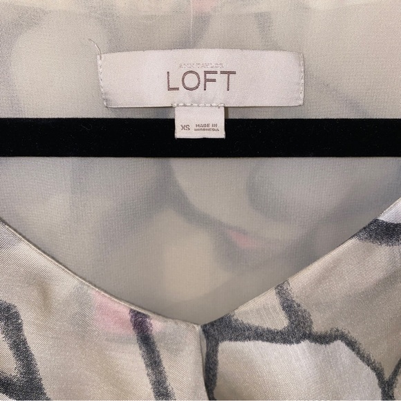 Ann Taylor Loft Cream Gray Pink Sleeveless V-neck Ruffle Tank Top Extra Small XS - Picture 4 of 6